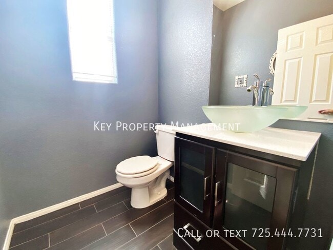 Building Photo - Beautiful 3 bedroom, 2.5 bathroom home loc...