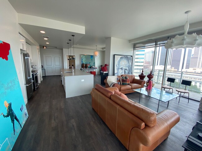 Building Photo - Large 2 bedroom 2 1/2 bath condo at One Li...