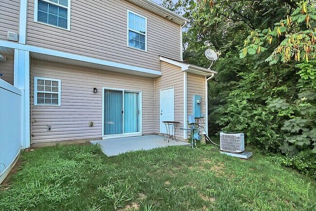 Building Photo - End Unit 3BD/2.5BA Townhome in Mill Creek!