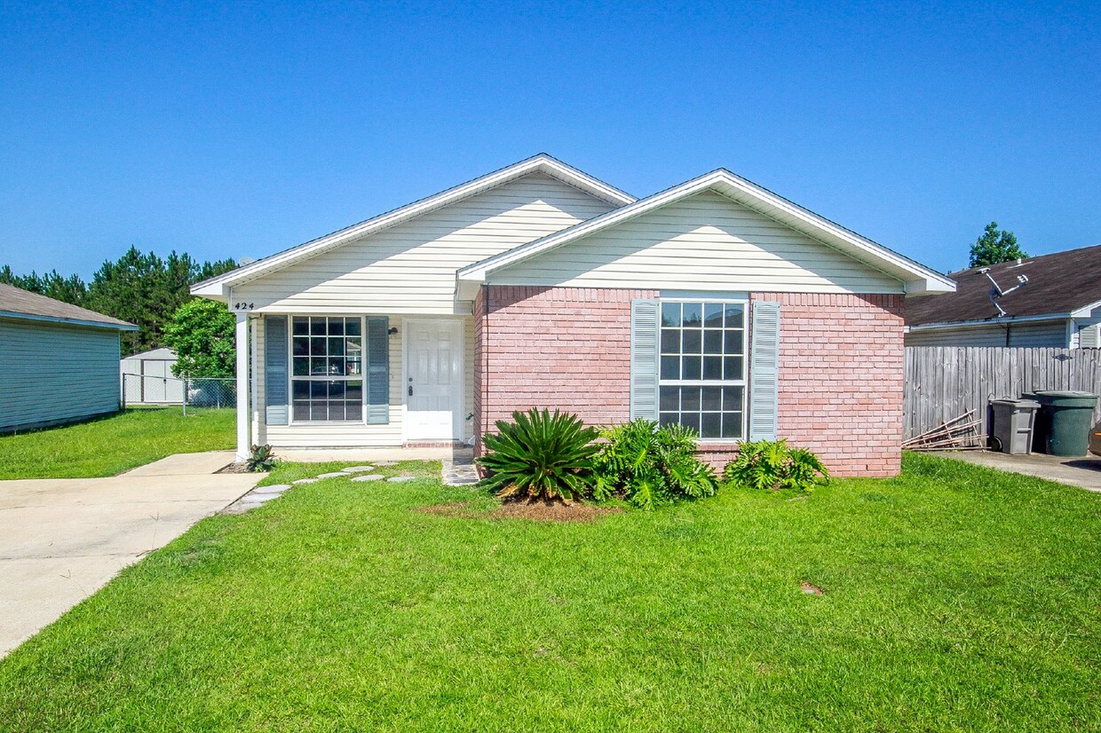 Primary Photo - Charming 3-Bedroom, 2-Bath Home in Bay Pin...