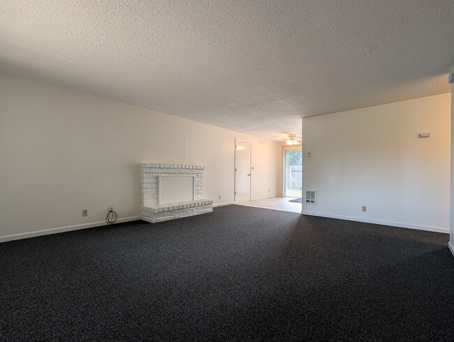 Foto del edificio - Nice 2 Bedroom, 1-Bath Duplex In Thurston Area of Springfield!