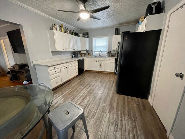 Lots of counter space and a dishwasher - 347 E High St