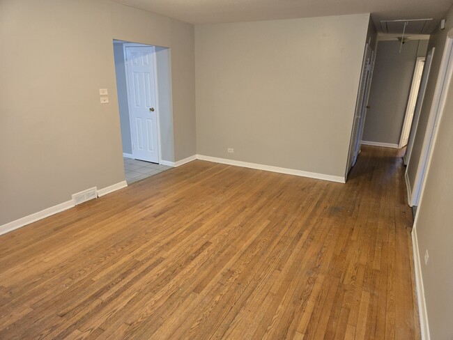 Building Photo - 15135 Woodlawn Ave