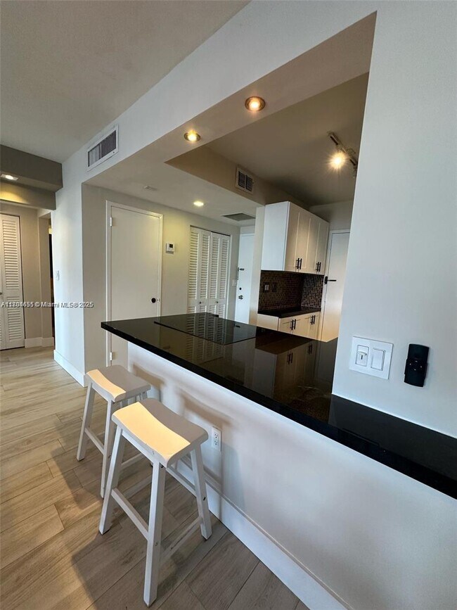 Building Photo - 2899 Collins Ave