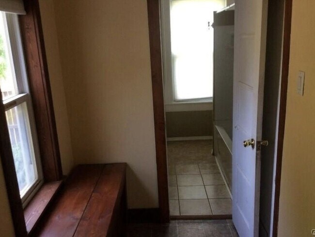 Building Photo - 4 Bedroom Single Family Home in Great Bend