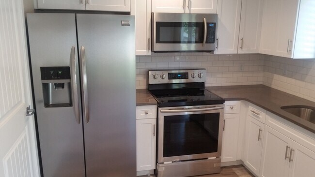Building Photo - Beautifully updated town home with fenced ...