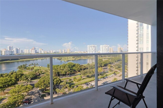 Foto del edificio - 3701 N Country Club Dr