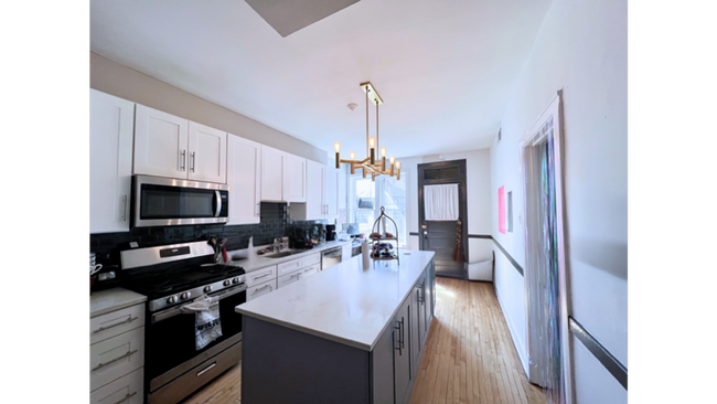 Photo - Amazing North Center 3 Bed / 1 Bath Unit Ready 4/2026! Hardwood Floors Throughout! Apartment