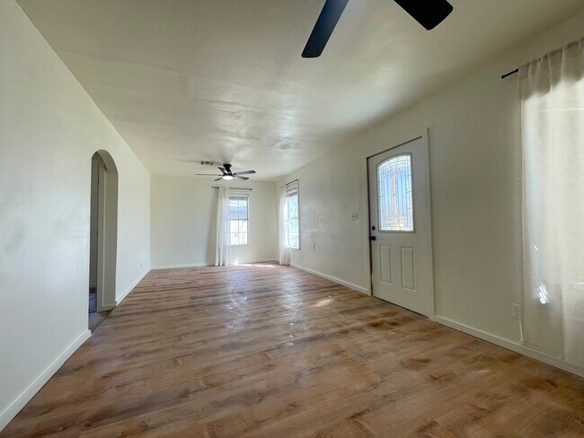 Foto del edificio - 209 W 2nd St