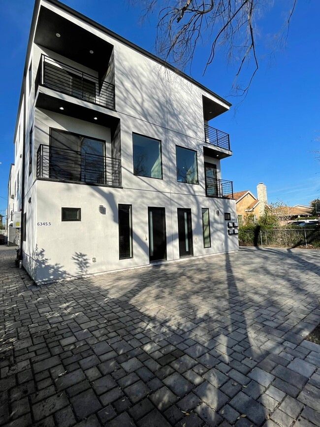 Foto del edificio - 6345 Farmdale Ave