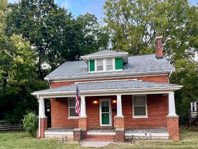 Building Photo - 511 Bowling St