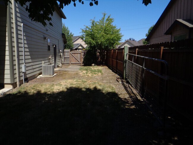 Foto del edificio - Must See 3 Bedroom Home with Fenced Yard!