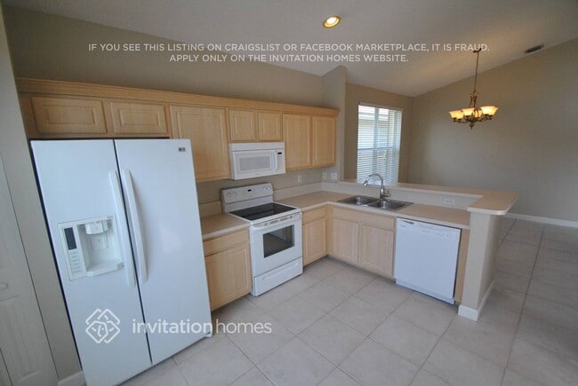 Building Photo - 9496 Lago Dr