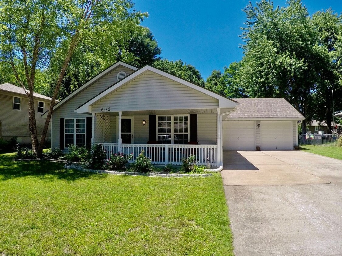 Primary Photo - Cozy 3 Bedroom Ranch Home in Greenwood
