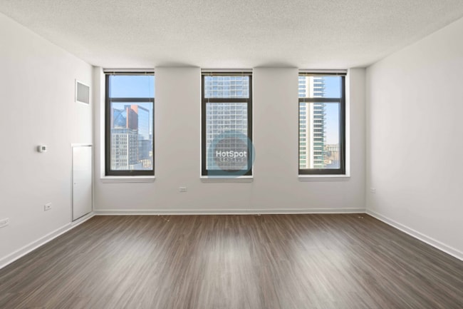 Building Photo - 373 N Desplaines St