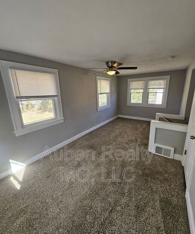 Building Photo - 1158 E 75th Terrace