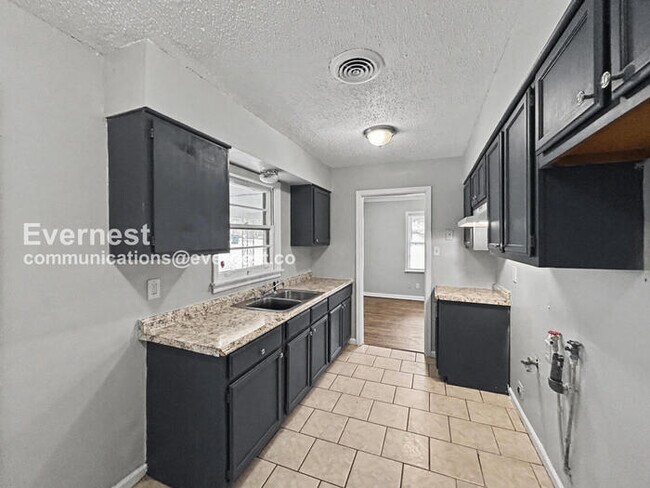 Building Photo - 1758 Woodburn Dr