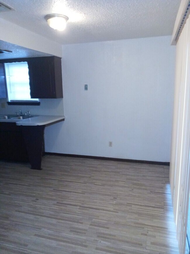 Building Photo - 4 Bed, 1 1/2 Bath converted garage.