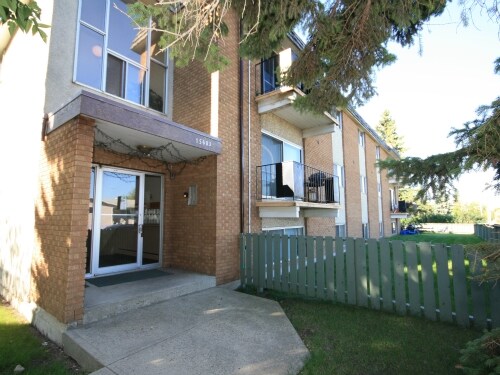 Primary Photo - Emerald Court