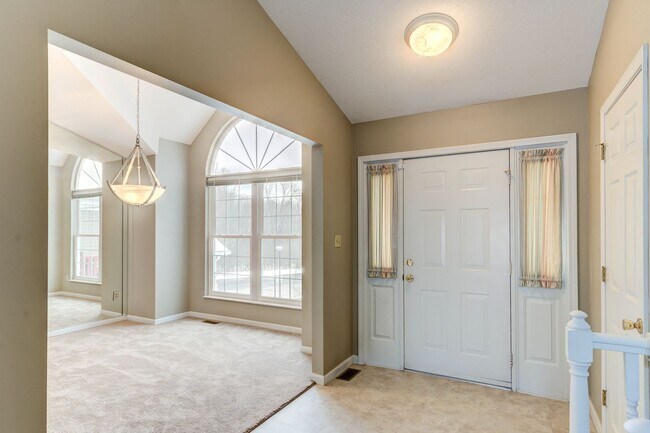 Building Photo - SPACIOUS 3 BEDROOM 2 BATH W/2 CAR GARAGE