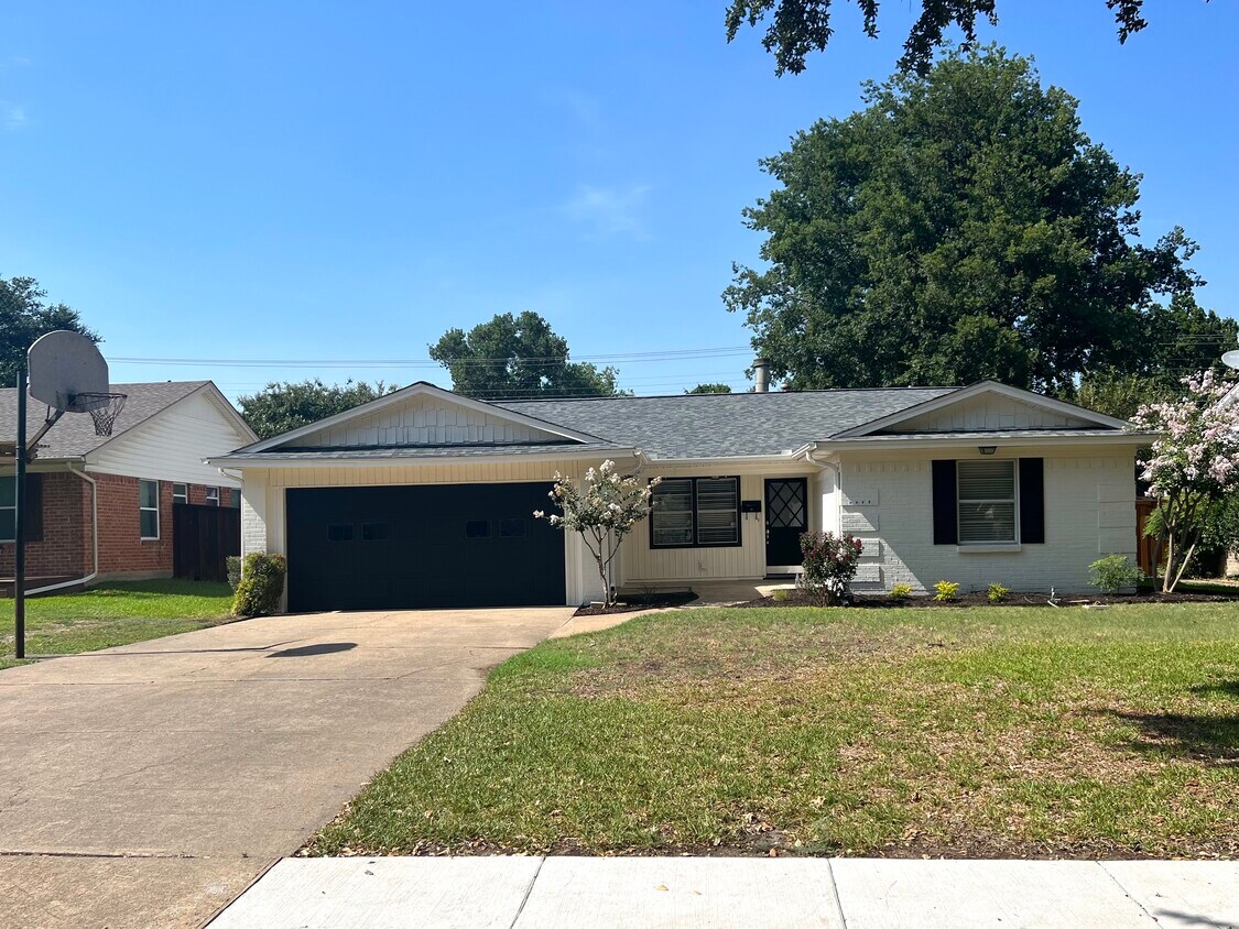 Primary Photo - 1236 Evergreen Dr
