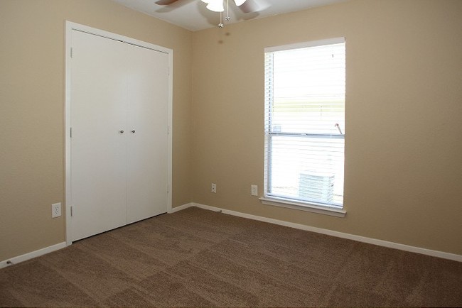 Building Photo - 313 Sunnyview Dr