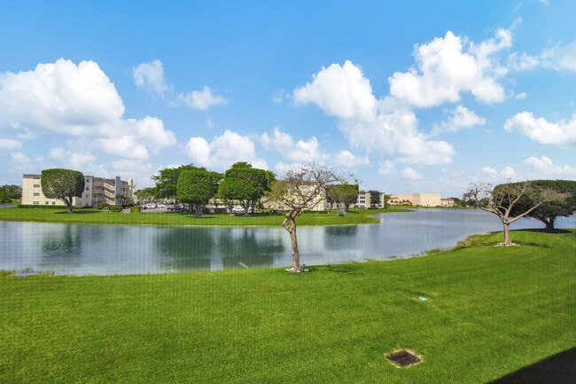 Building Photo - 2072 Cornwall D