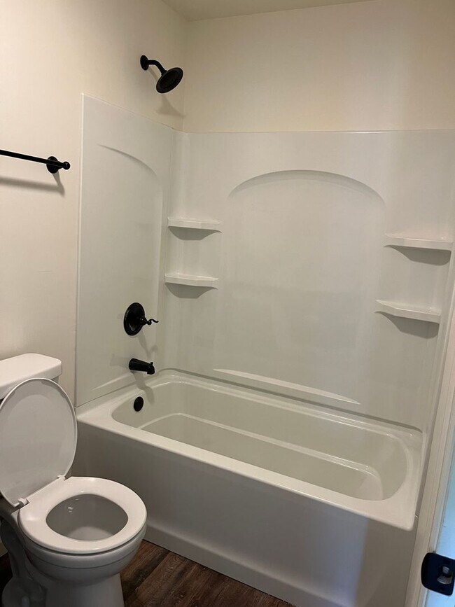 Foto del edificio - 3 Bedroom, 2 Full Bath- Duplex on Benner Pike Bellefonte