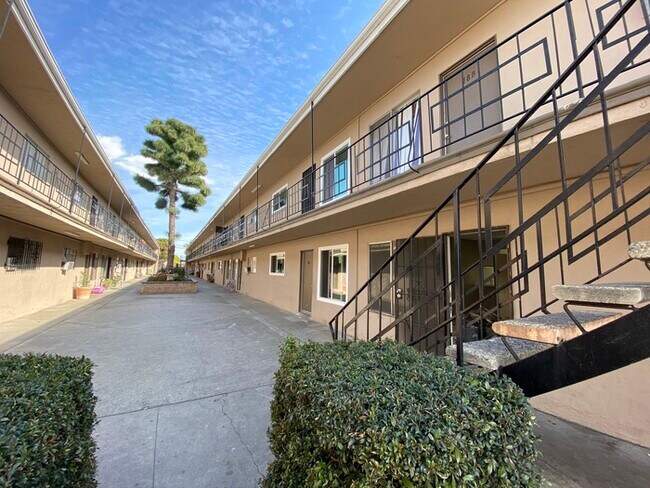 Building Photo - Las Palmas Apartment -1 Bed & 1 Bath