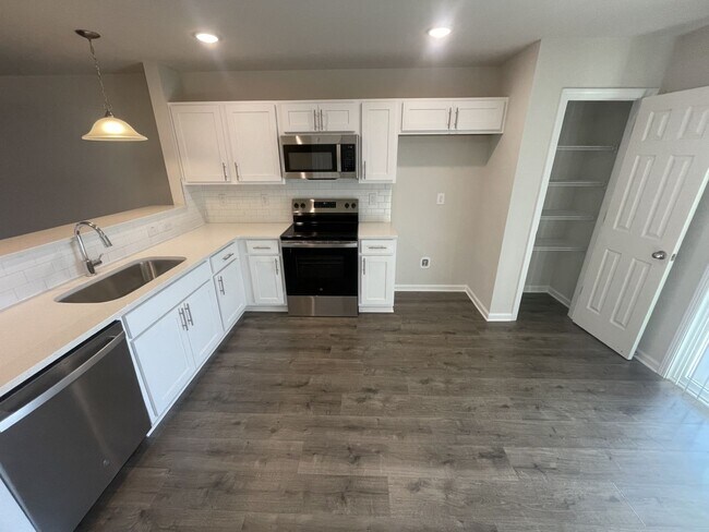 Building Photo - 1007 Peony Ln