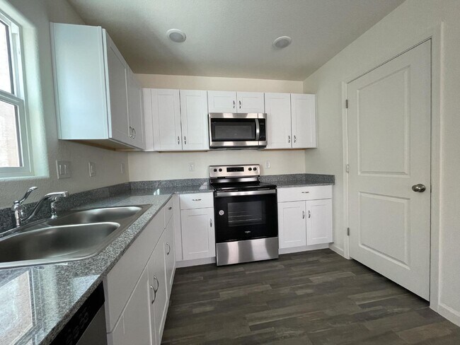 Building Photo - $1,675 rent - Home in gated community with...