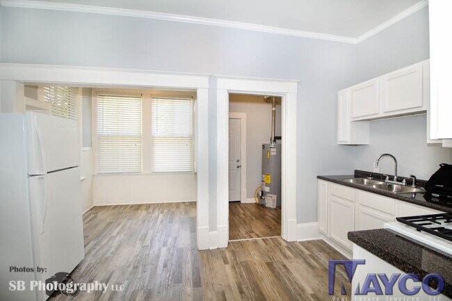 Foto del edificio - 448-448 Robinson Pl