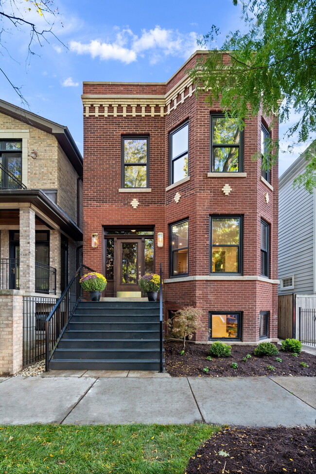 Building Photo - 1747 W Cornelia Ave