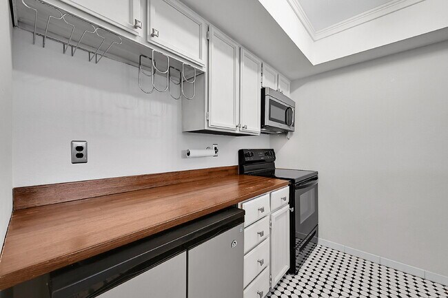 Foto del edificio - $1,320.95- 1 bed, 1 bath located in Colorado Spring with New In Unit Laundry!