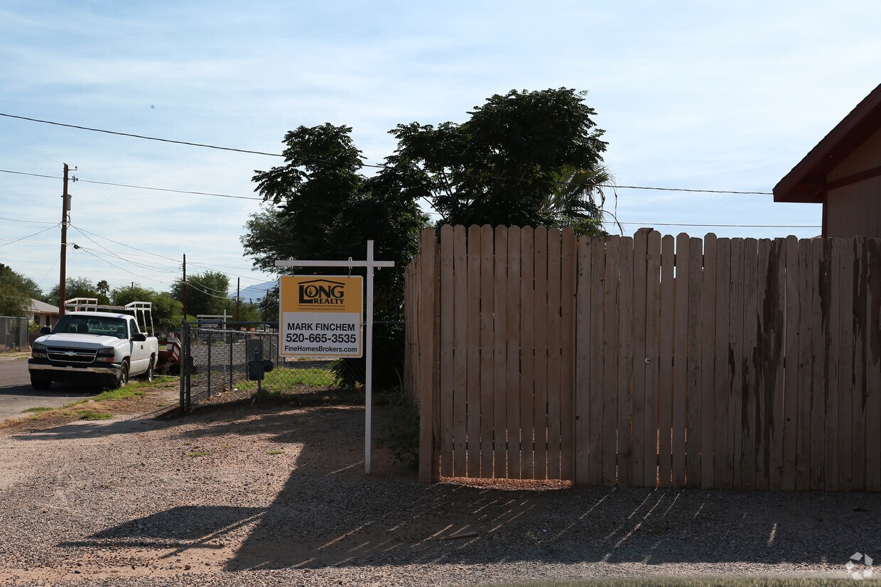 Foto del edificio - 5756 E 24th St