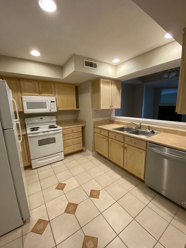 Foto del edificio - Bright & Spacious 2BR Condo in Exclusive Gated Community with Open Living & Sunlit Views