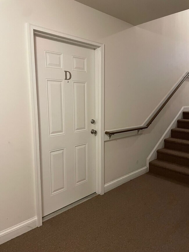 Foto del edificio - 2 BED, 2 BATH CONDO LOCATED IN GREENSBORO! LAST MONTH'S RENT FREE IF YEAR LEASE IS COMPLETED!