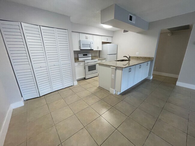 Foto del edificio - 5323 Summerlin Rd