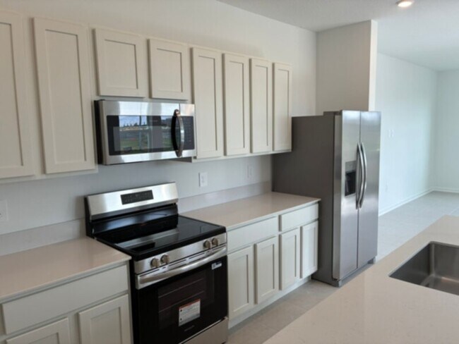 Foto del edificio - BRAND NEW 3 bedroom 2.5 bath with 2 car garage