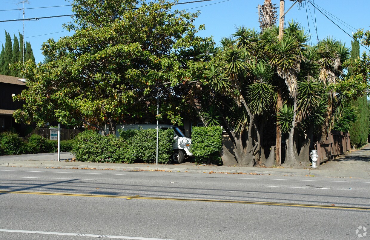 Building Photo - 890 North Rengstorff