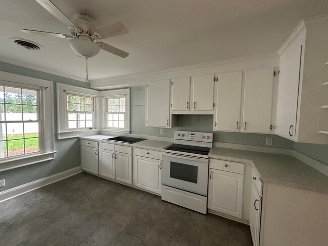 Building Photo - Lovely 3 Bedroom Rambler