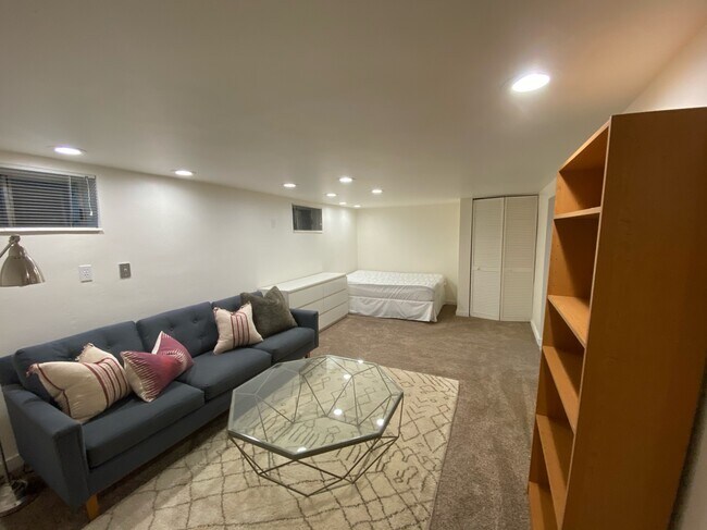 Fully furnished studio apartment - 967 E 1st Ave House