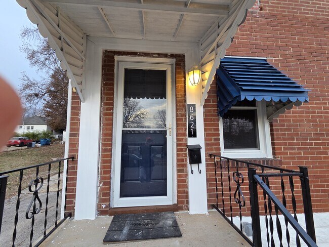 Foto del edificio - 8621 Hume Ave