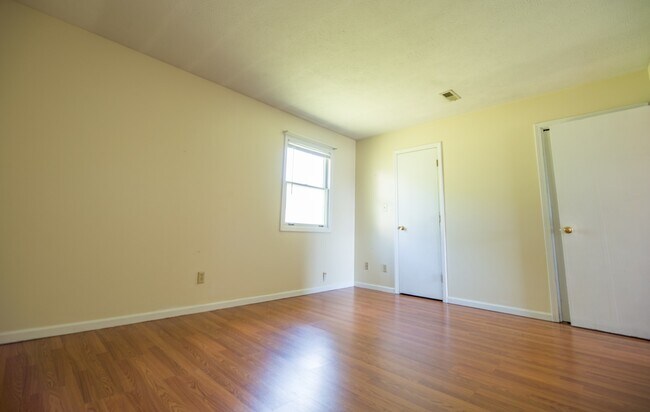 Building Photo - 2867 University Ave