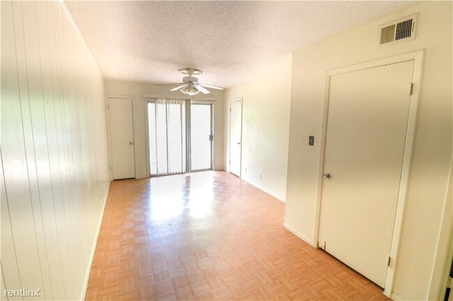 Foto del edificio - 701 W N Loop Blvd