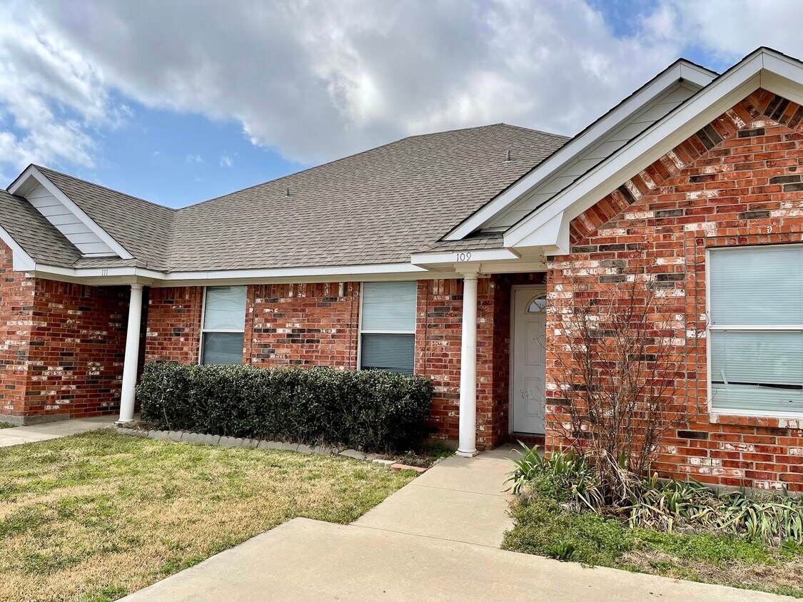 Photo - 105 S 1st St (Sanger, TX)