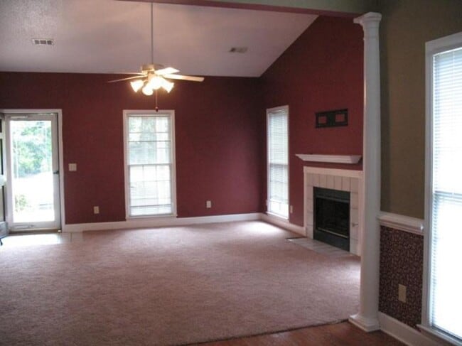 Building Photo - Charming 2 Bed, 2 Bath Townhome with Fence...