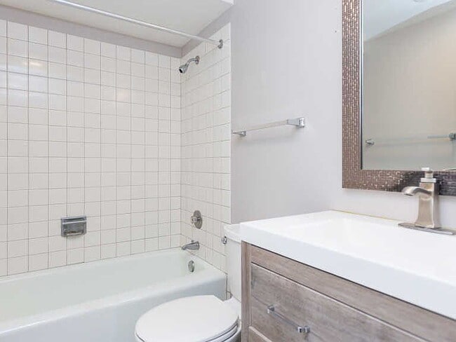 Building Photo - "Spacious 3-Bed, 3-Bath Gem in Lisle – 1500 Sq Ft of Comfortable Living!"