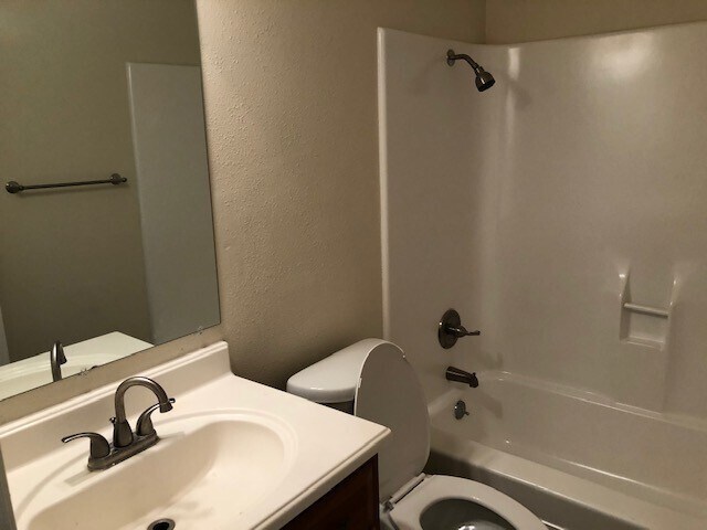 Building Photo - Beautiful 3 bed 2 bath home located in Her...