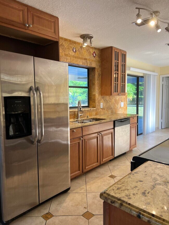 Building Photo - 2402 SE Perugia St